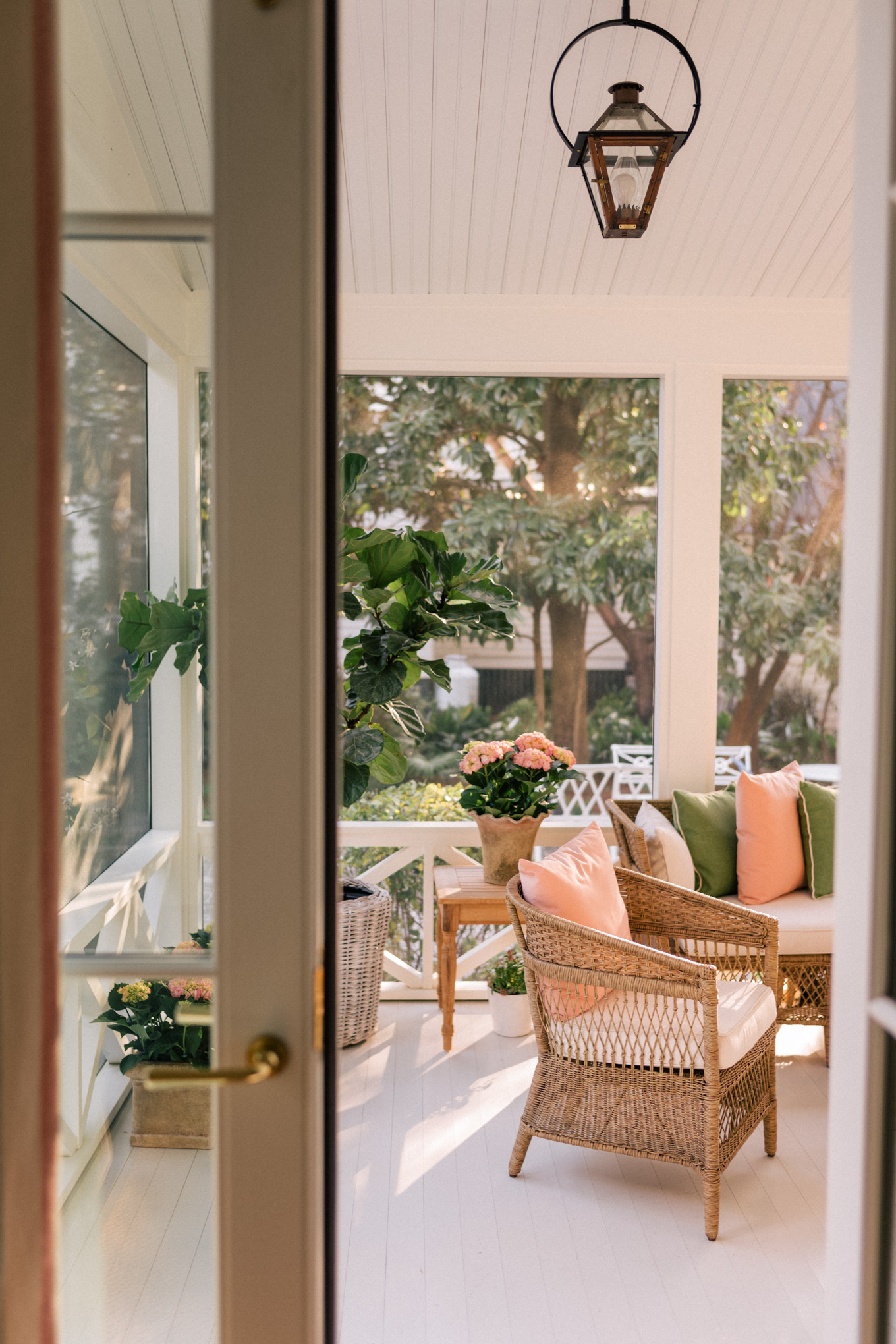 Home Tour / The Charming Charleston Home of Tastemaker Julia ...